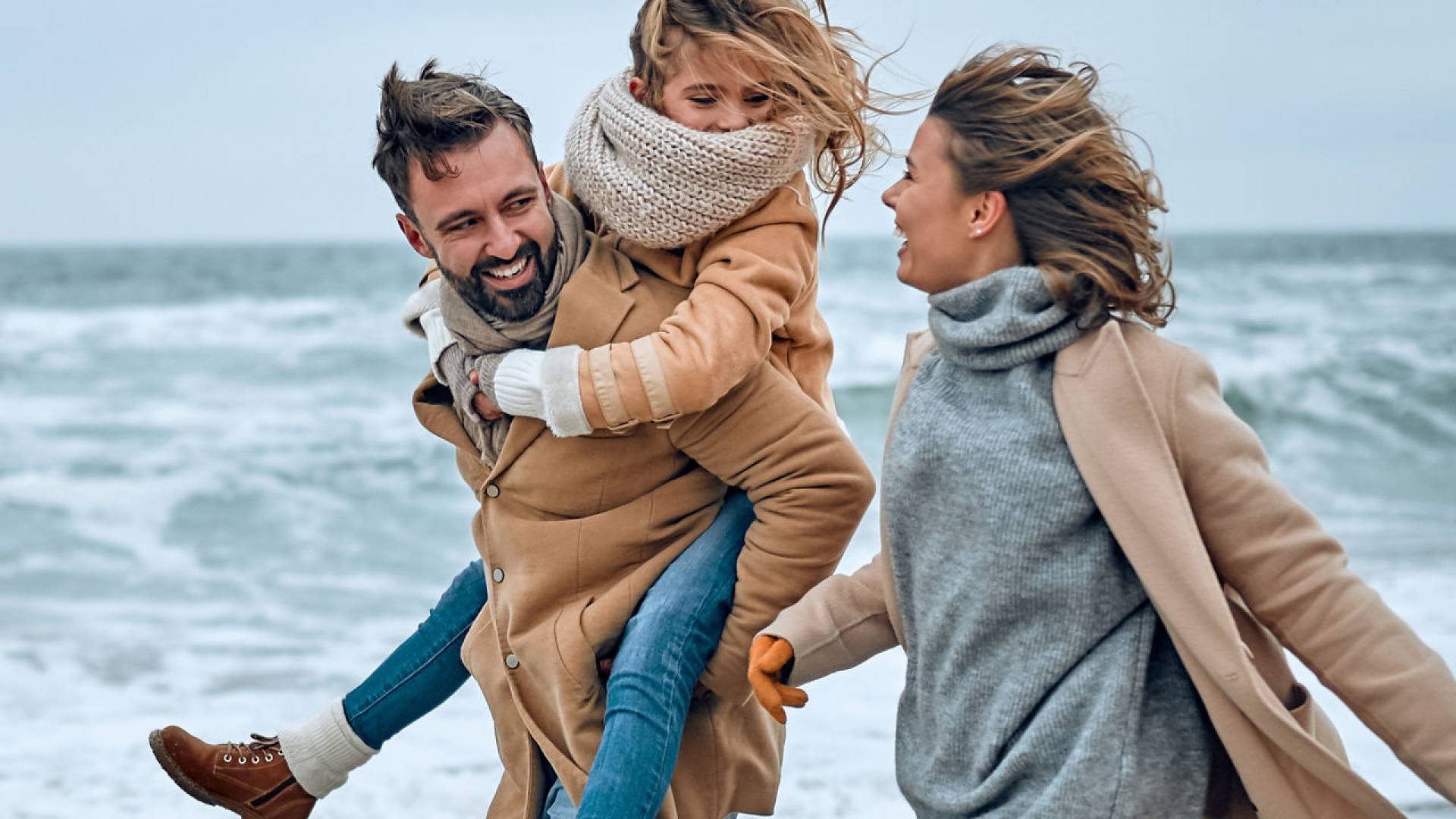 Famille profitant d’un moment ensemble sur la plage