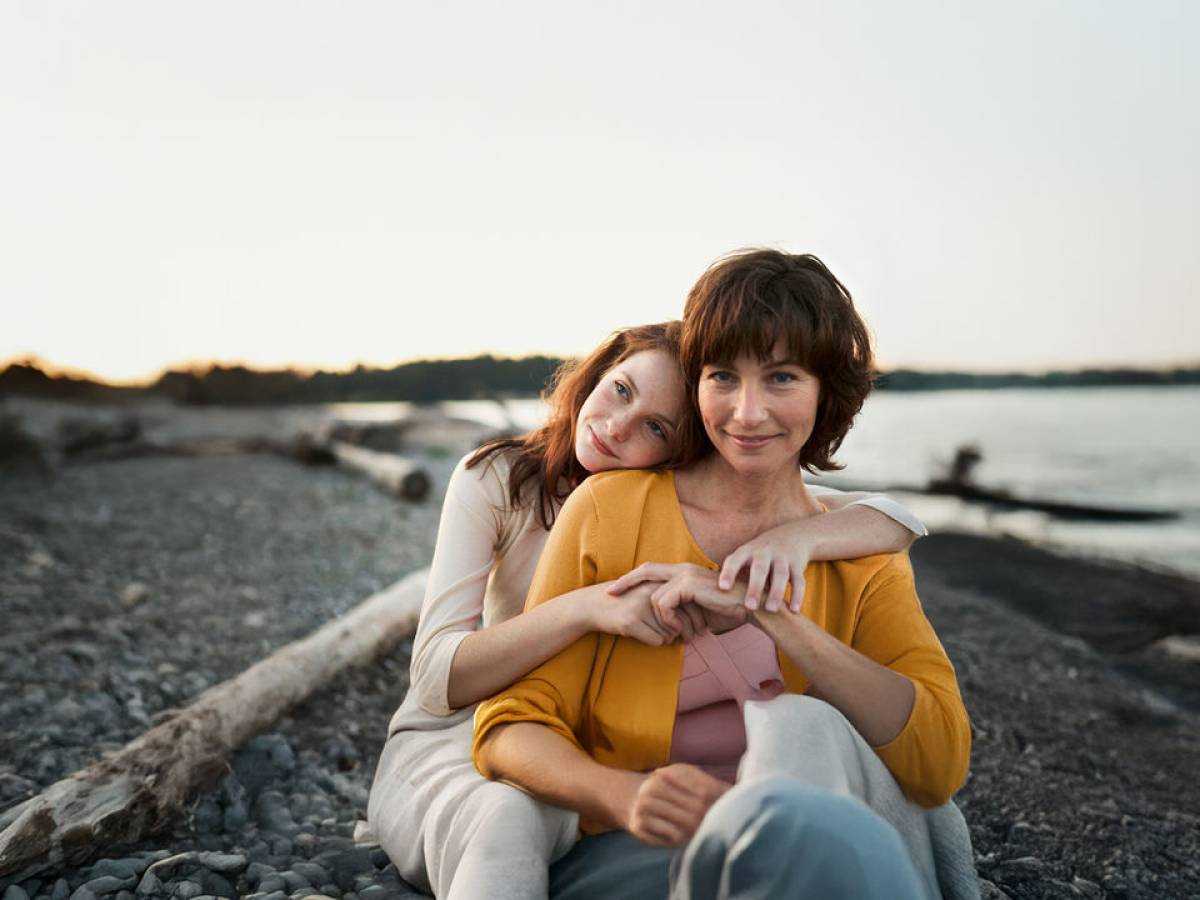 Mère et fille sur la plage